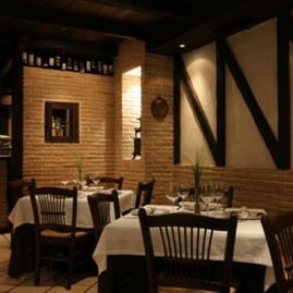 Restaurante El Lagar de Arroyomolinos mesas y sillas de restaurante